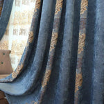 Rideau de salon en velours bleu avec motifs dorés, élégant et luxueux, idéal pour une décoration intérieure sophistiquée. Découvrez ce rideau occultant au design floral, parfait pour apporter une touche de raffinement à votre espace de vie.