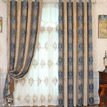Rideaux élégants à motifs bleus et beiges dans un salon classique, offrant une ambiance chaleureuse et sophistiquée. Idéal pour ajouter une touche de raffinement à votre décoration intérieure. Convient pour les fenêtres de salon ou de chambre, combinant style et fonctionnalité pour un design d'intérieur harmonieux.