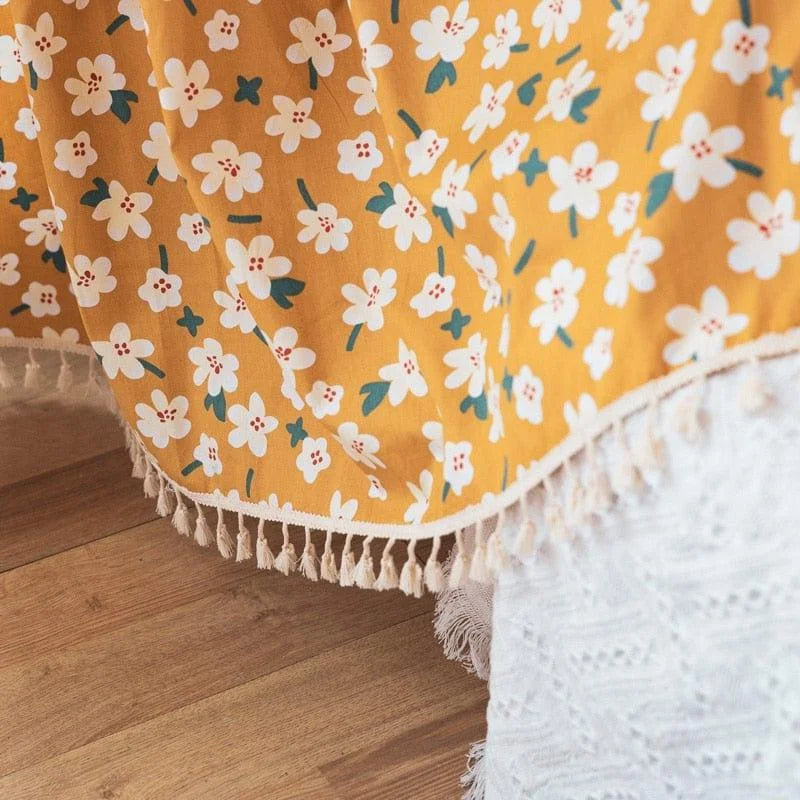 Plaid décoratif aux motifs floraux blancs sur fond jaune avec franges élégantes, idéal pour apporter une touche de fraîcheur et de style à votre intérieur. Convient parfaitement pour le salon, la chambre ou un coin lecture cosy. Accessoire tendance et pratique pour sublimer votre espace de vie.