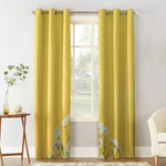 Rideaux décoratifs jaune avec motif floral blanc, parfaits pour ajouter une touche de fraîcheur et de luminosité à votre salon. Ces rideaux élégants s'intègrent harmonieusement dans tout style de décoration intérieure, offrant une ambiance chaleureuse et accueillante. Solutions idéales pour habiller vos fenêtres tout en contrôlant la luminosité de votre espace.