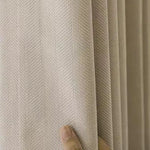 Rideau occultant beige avec motif chevron, idéal pour créer une ambiance cosy et élégante dans le salon ou la chambre. Facile à installer, il bloque efficacement la lumière pour un meilleur confort de sommeil. Parfait pour les intérieurs modernes et minimalistes.