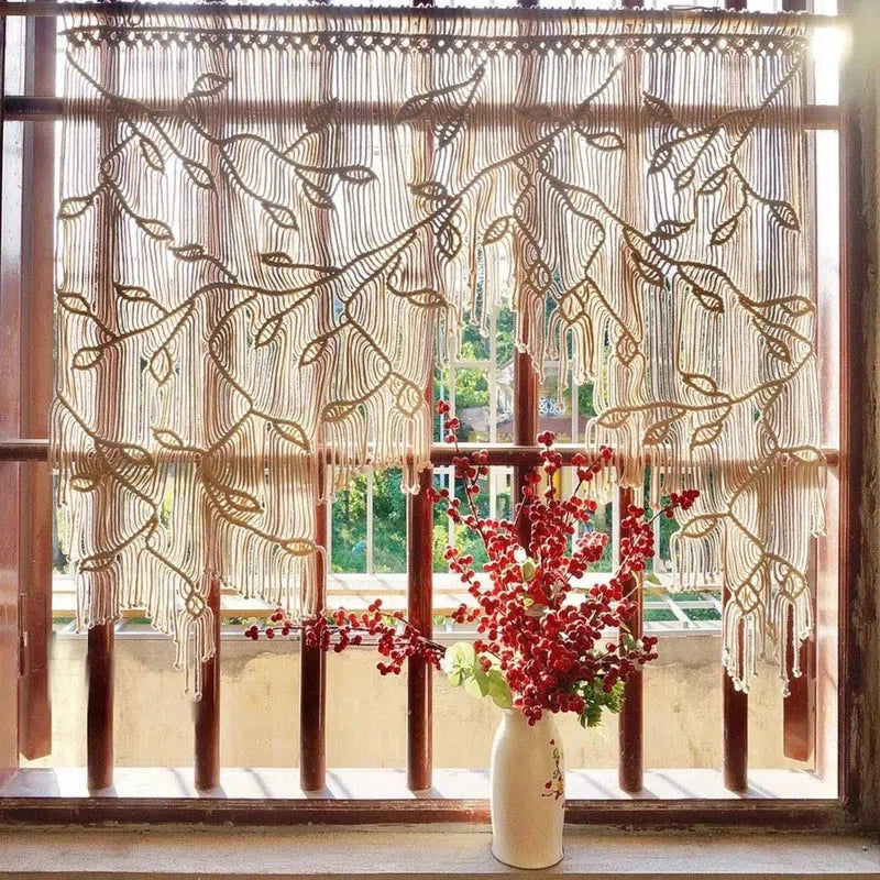 Décoration de fenêtre bohème avec rideau à motifs floraux, idéal pour créer une ambiance naturelle et accueillante. Vase avec fleurs rouges ajoutant une touche de couleur vive. Accessoire parfait pour embellir votre intérieur avec charme et élégance.