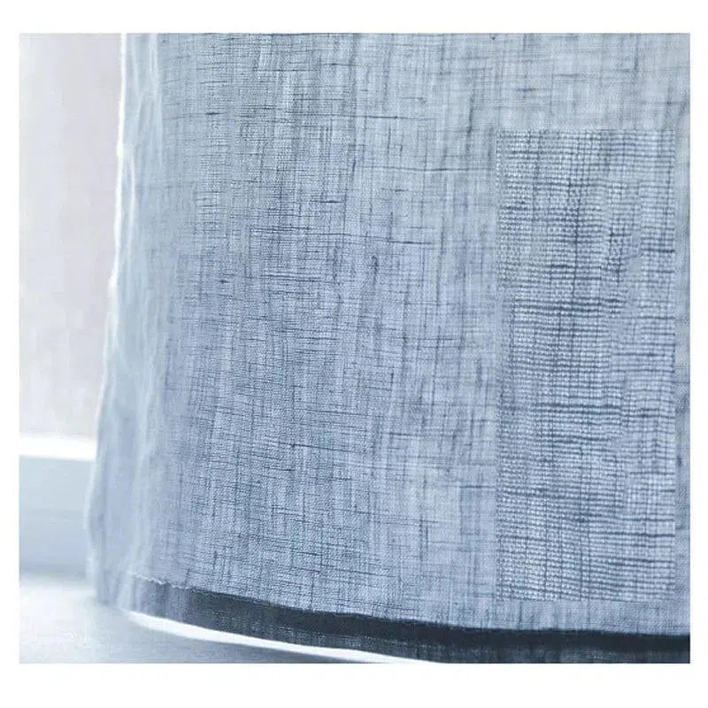 Rideau translucide bleu clair avec un effet texturé subtil. Idéal pour ajouter une touche douce et élégante à votre décoration intérieure tout en permettant à la lumière naturelle de filtrer agréablement. Adapté pour salon, chambre ou bureau, ce rideau est parfait pour créer une ambiance apaisante et lumineuse.