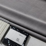 Image montrant une surface grise élégante accompagnée d'échantillons de matériaux modernes. Idéal pour la décoration intérieure contemporaine, cet ensemble reflète un style sophistiqué et minimaliste. Convient parfaitement aux projets d'architecture d'intérieur nécessitant une touche de raffinement.