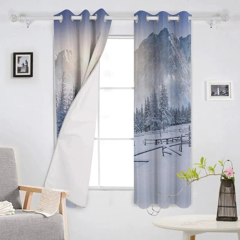 Rideaux occultants avec motif montagne et forêt enneigée, parfaits pour une décoration intérieure apaisante. Idéal pour chambre, salon, ou bureau. Rideaux avec oeillets pour suspension facile. Créez une ambiance relaxante et chaleureuse dans votre maison avec ces rideaux au design nature. Adaptés pour windows de large taille.