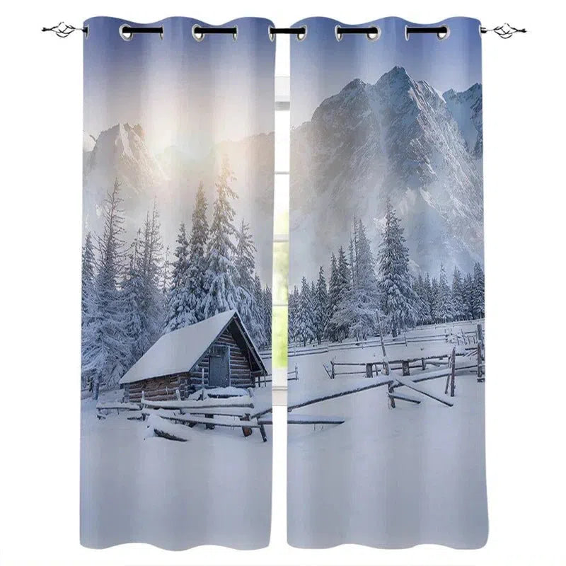 Rideaux occultants avec motif paysage enneigé, parfaits pour un décor hivernal. Ces rideaux présentent une scène pittoresque avec un chalet en bois niché dans une forêt de sapins sous la neige, entouré de montagnes majestueuses. Idéal pour apporter une ambiance chaleureuse et apaisante à votre intérieur tout en bloquant la lumière. Ces rideaux sont parfaits pour donner un style unique et naturel à votre salon ou chambre à coucher.