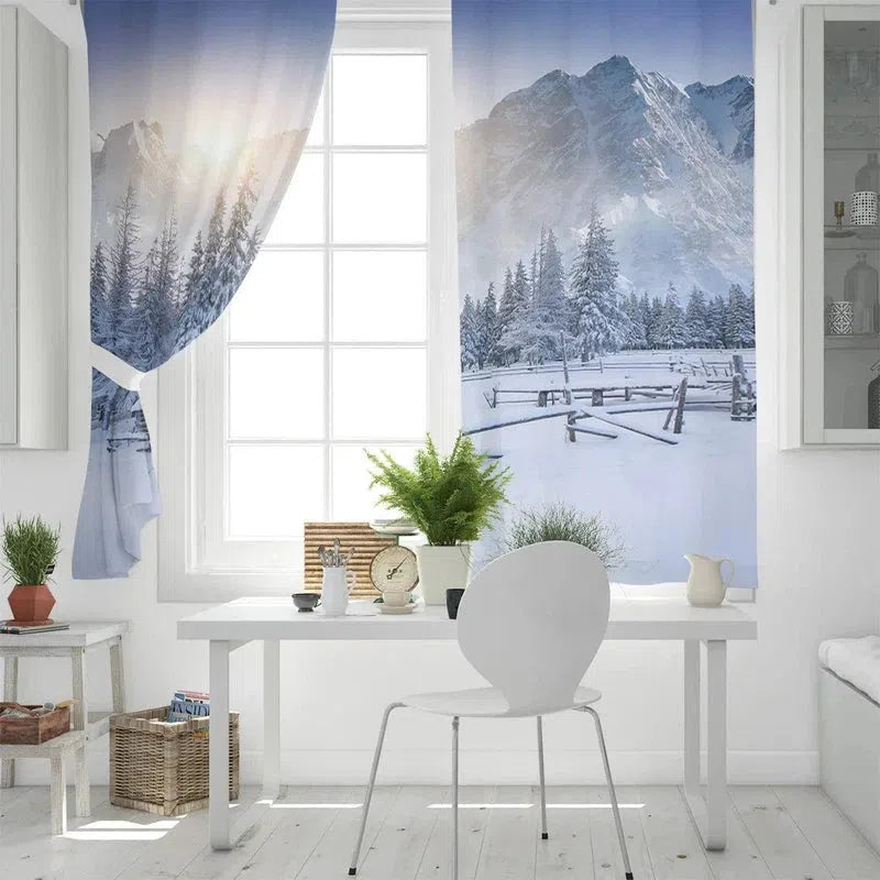 Rideaux décoratifs avec motif de paysage enneigé, ajoutent une touche apaisante à votre intérieur. Idéal pour créer une ambiance montagneuse et lumineuse dans votre salon ou bureau. Design naturel et élégant, parfait pour l'hiver et les amateurs de nature. Transformez votre espace avec ces magnifiques rideaux paysagers.