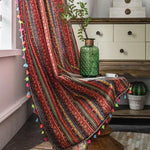 Tissu décoratif aux motifs ethniques colorés, idéal pour ajouter une touche chaleureuse et bohème à votre intérieur. Ce textile unique avec des franges multicolores embellit une pièce en apportant une ambiance conviviale. Parfait comme couverture de chaise ou de canapé pour un style exotique et moderne.