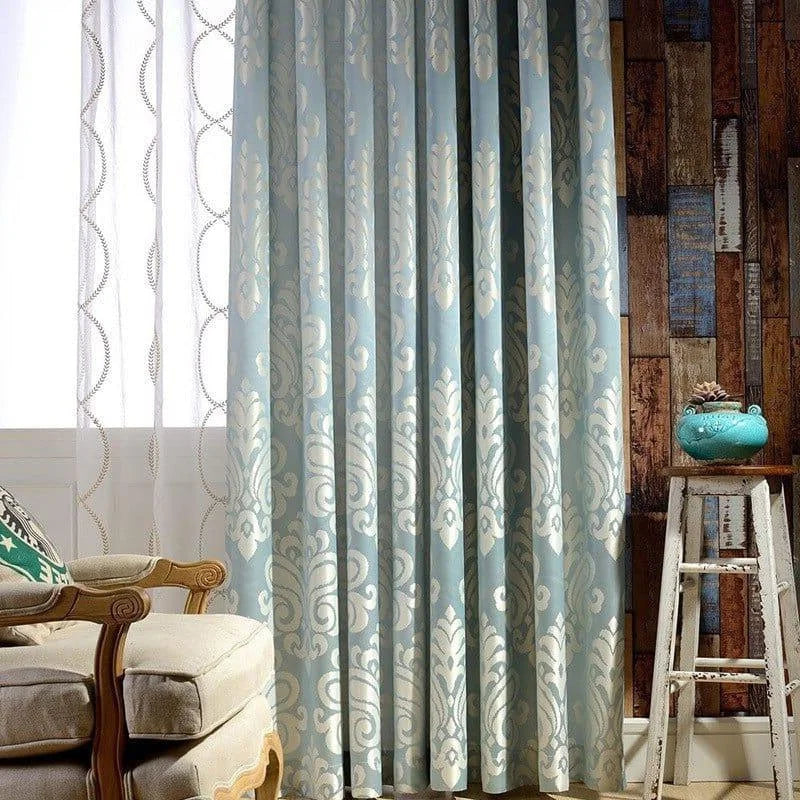 Rideaux élégants avec motifs damassés bleus et blancs, parfaits pour embellir votre salon. Complétez votre déco intérieure avec cette touche chic et raffinée qui ajoute du charme à votre espace de vie. Idéal pour un style classique et intemporel.