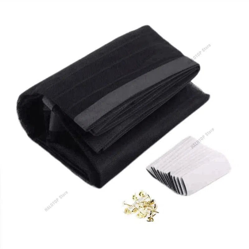 Image d'un rideau occultant noir, accompagné de crochets dorés et d'un lot de bandes adhésives blanches. Ce rideau est idéal pour bloquer la lumière et ajouter une touche de style moderne à votre intérieur. Parfait pour les chambres à coucher ou les salons, ce produit est conçu pour facilité d'installation et efficacité.
