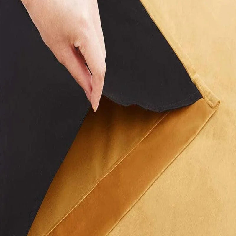 Coussin moderne avec design bicolore, transformation pratique pour intérieur élégant. Motif noir et doré, parfait pour salon ou chambre à coucher, ajoutant une touche chaleureuse et contemporaine. Idéal pour confort et décoration raffinée.