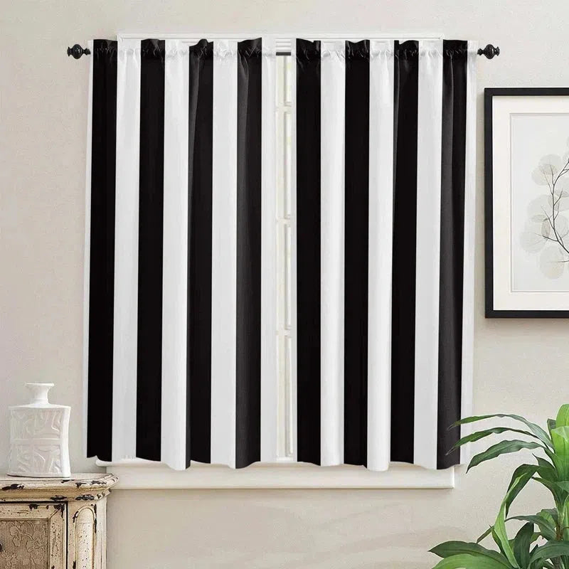 Rideaux à rayures noires et blanches, parfaits pour ajouter une touche moderne et élégante à votre salon ou chambre. Plis ondulés pour un style raffiné et un aménagement harmonieux. Accessoire déco tendance dans un intérieur contemporain.