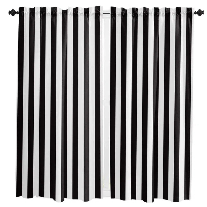Rideaux à rayures noires et blanches pour une décoration moderne et élégante. Parfaits pour habiller les fenêtres du salon ou de la chambre, ces rideaux ajoutent une touche contemporaine à votre intérieur grâce à leur design graphique et intemporel.