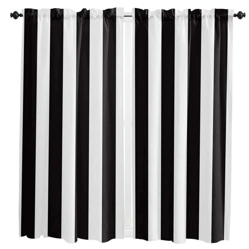 Rideaux à rayures verticales noires et blanches pour décoration intérieure, ajoutant une touche moderne et élégante à vos fenêtres. Idéal pour salon, chambre ou bureau, ces rideaux offrent un style contemporain et intemporel, facile à harmoniser avec divers décors. Parfait pour créer une ambiance sophistiquée et épurée.