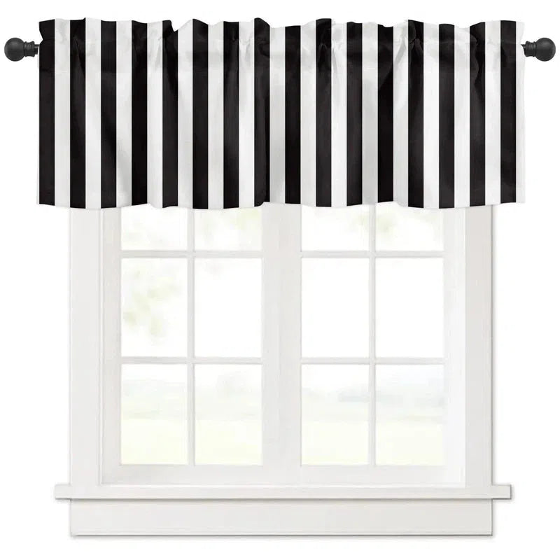 Valence pour fenêtre à rayures noires et blanches, idéale pour ajouter une touche contemporaine à votre décoration intérieure. Ce rideau court pour fenêtre s'adapte parfaitement aux cuisines, salons ou chambres, offrant une ambiance moderne et élégante. Sa conception rayée attire l'œil tout en permettant de contrôler la lumière. Parfait pour compléter un style décoratif unique et sophistiqué.