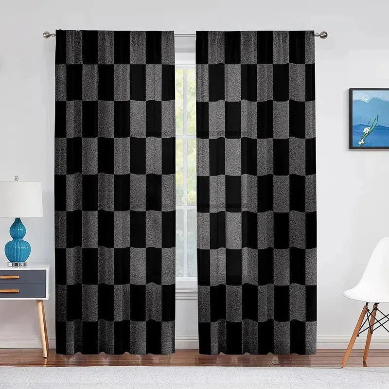 Rideaux à motif géométrique noir et gris pour salon moderne, installés sur une tringle dans une pièce lumineuse avec décoration contemporaine incluant une lampe bleue et un tableau abstrait. Fenêtre avec vue sur l'extérieur, mettant en valeur l'élégance et la fonctionnalité du design d'intérieur.