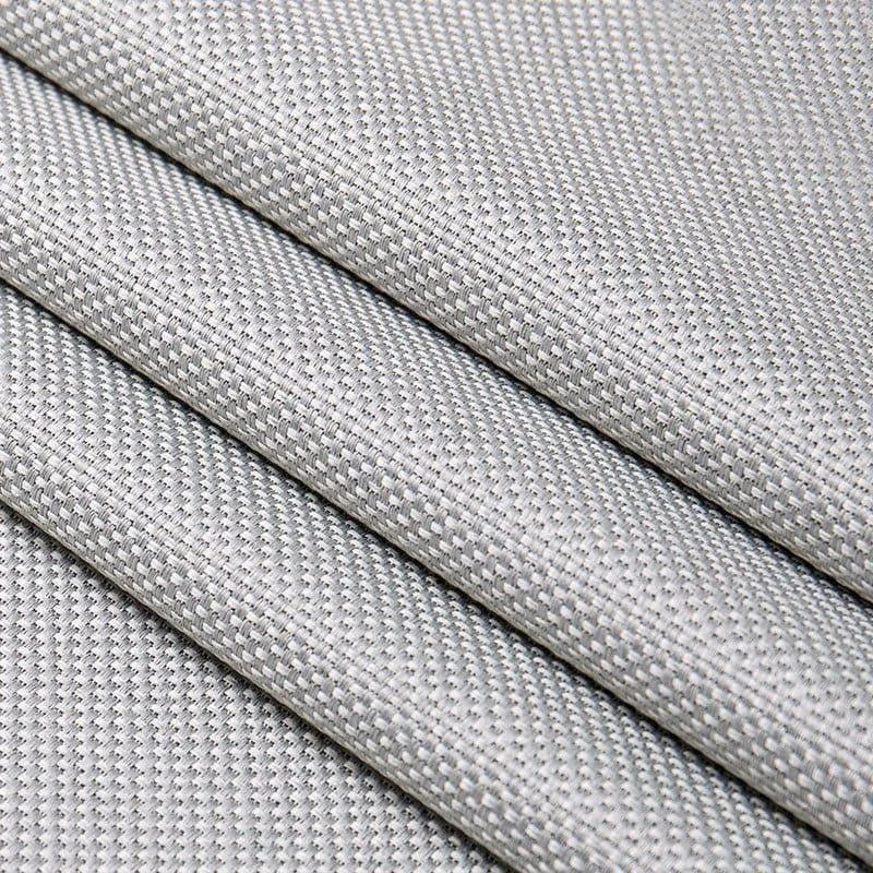 Tissu gris aux motifs texturés, idéal pour la décoration intérieure et la confection de vêtements modernes, avec un design élégant et contemporain. Parfait pour apporter une touche sophistiquée à tout projet de couture ou d'aménagement, ce textile se distingue par sa finesse et son allure chic.