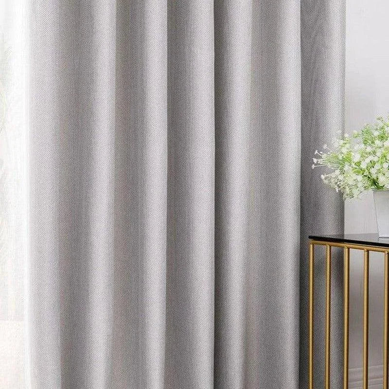 Rideau gris moderne pour salon, ajout élégant à votre décoration intérieure avec une esthétique minimaliste. Idéal pour créer une ambiance cosy, tout en offrant une touche contemporaine à votre espace de vie.