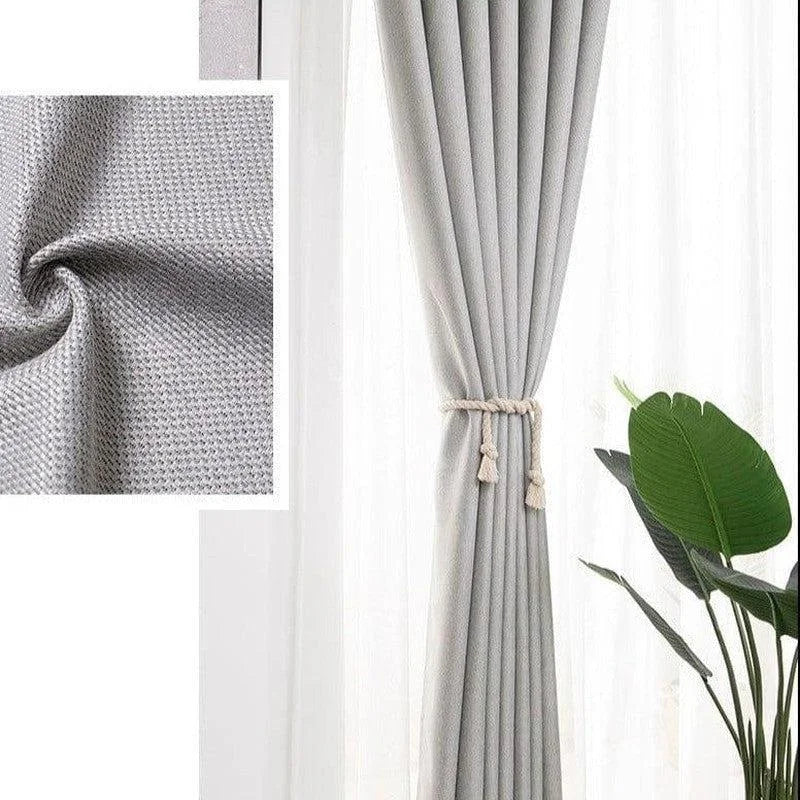 Rideau occultant gris élégant pour salon, doté d'un design moderne. Idéal pour ajouter une touche sophistiquée à votre intérieur tout en assurant une bonne confidentialité. Modèle facile à installer, convient à tout type de décoration.