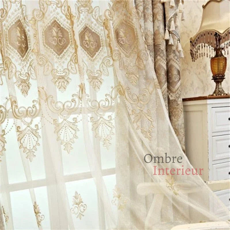 Rideau élégant en tissu transparent avec motifs brodés dorés, idéal pour une décoration intérieure raffinée. Parfait pour ajouter une touche de sophistication et de lumière à votre salon ou chambre à coucher. Découvrez notre collection de rideaux luxueux pour un intérieur chaleureux et accueillant.