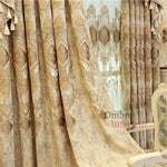 Rideaux élégants en tissu jacquard doré avec motifs damassés pour décoration intérieure sophistiquée. Ideal pour salon ou chambre, ces rideaux ajoutent une touche de luxe à votre maison. Disponible chez Ombre Intérieur.