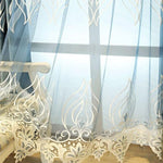 Rideau élégant avec motifs délicats, parfait pour ajouter une touche sophistiquée à n'importe quelle pièce. Décoration florale raffinée sur le bord, idéal pour filtrer la lumière tout en embellissant la fenêtre. Convient pour le salon, la chambre ou la salle à manger, ce rideau design apporte une atmosphère paisible et élégante. Accessoire incontournable pour une décoration intérieure harmonieuse.
