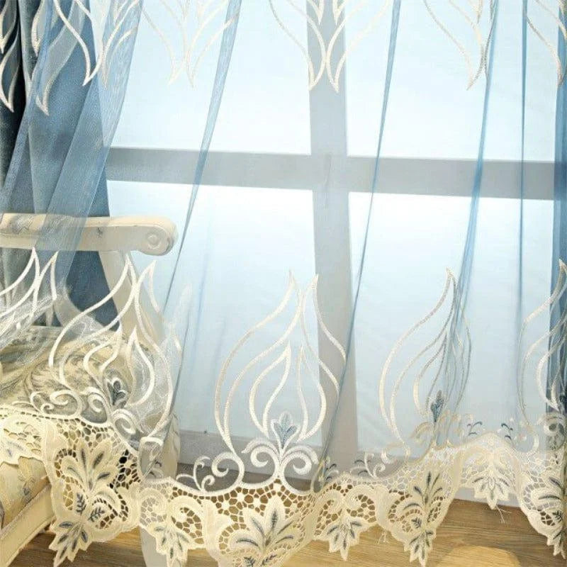 Rideau élégant avec motifs délicats, parfait pour ajouter une touche sophistiquée à n'importe quelle pièce. Décoration florale raffinée sur le bord, idéal pour filtrer la lumière tout en embellissant la fenêtre. Convient pour le salon, la chambre ou la salle à manger, ce rideau design apporte une atmosphère paisible et élégante. Accessoire incontournable pour une décoration intérieure harmonieuse.