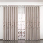 Rideau beige brodé floral, élégant et décoratif pour salon. Ce rideau occultant avec motifs floraux offre une touche sophistiquée à votre intérieur, tout en assurant intimité et confort. Parfait pour une décoration moderne et chaleureuse.