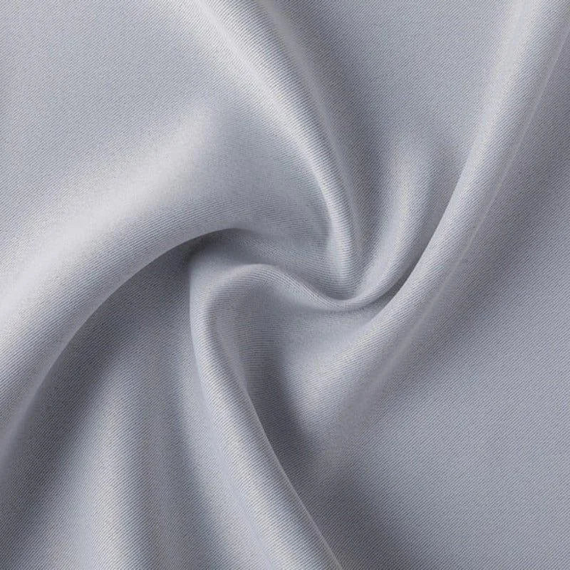 Image d'un tissu de rideau en satin gris, montrant une texture lisse et élégante. Idéal pour des rideaux modernes, ce tissu apporte une touche sophistiquée à toute décoration d'intérieur. Parfait pour les salons, chambres ou espaces professionnels.