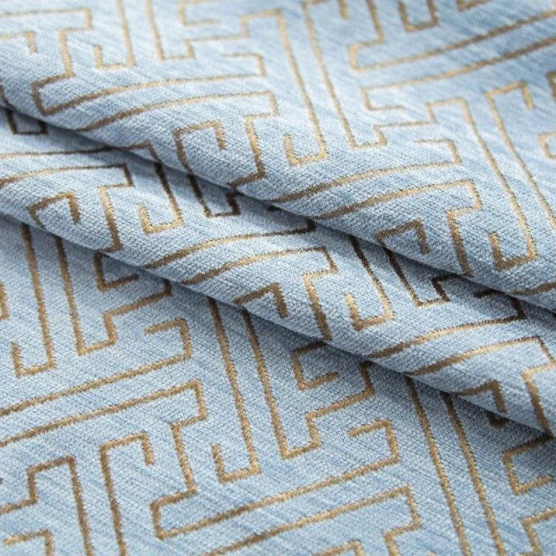 Rideau élégant avec motif géométrique doré sur fond bleu clair, idéal pour une décoration intérieure moderne et sophistiquée. Parfait pour ajouter une touche de style et de raffinement à votre salon ou chambre.