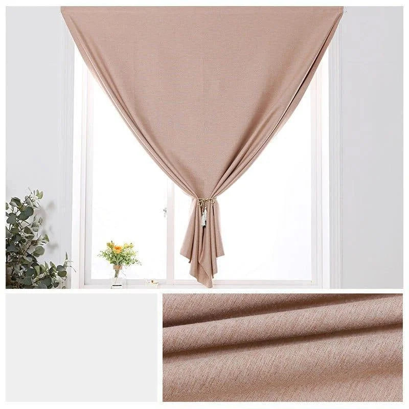 Rideau beige élégant, accroché sur une fenêtre lumineuse, décoré d'un nœud simple au centre. Ce rideau ajoute une touche moderne et raffinée à votre intérieur. Idéal pour filtrer la lumière tout en préservant une ambiance chaleureuse. Parfait pour le salon ou la chambre à coucher. Accessoire de décoration intérieure incontournable disponible sur notre boutique.