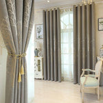 Rideau élégant pour salon avec motif d'arbres subtils, idéal pour une décoration intérieure moderne et apaisante. Parfait pour réguler la luminosité tout en ajoutant une touche de sophistication à votre espace de vie. Conçu avec une tringle à œillets pour une installation facile.
