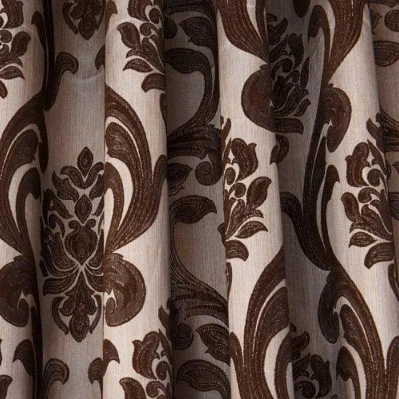 Rideau en tissu beige avec motifs floraux marron, idéal pour un décor intérieur élégant et raffiné. Ce rideau offre une ambiance chaleureuse et sophistiquée, parfait pour le salon ou la chambre à coucher. Accessoire décoratif de qualité, ce rideau ajoute une touche de luxe à votre espace.