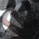 Rideau en dentelle noir avec motif floral élégant, idéal pour ajouter une touche de sophistication à votre décoration intérieure. Ce tissu léger permet de tamiser la lumière tout en préservant l'intimité. Parfait pour les salons et chambres modernes.