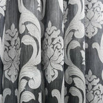 Rideau élégant en tissu noir et argent avec motif baroque, idéal pour une décoration intérieure sophistiquée. Ce rideau apporte une touche de raffinement à votre salon ou chambre à coucher grâce à son design intemporel et ses motifs ornés. Parfait pour ajouter du caractère et filtrer la lumière avec élégance.