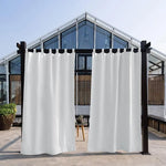 Rideaux blancs élégants pour extérieur, suspendus sur une pergola moderne en métal noir, idéale pour créer un espace ombragé dans un jardin contemporain. Ces rideaux offrent une solution esthétique pour protéger du soleil tout en apportant une touche de sophistication à votre véranda ou terrasse. Améliorez votre espace extérieur avec ces rideaux durables et faciles à installer.