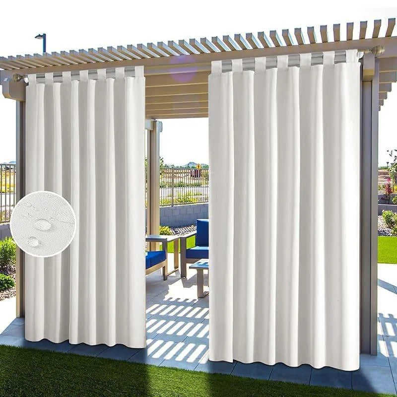 Rideaux d'extérieur blancs pour pergola, idéals pour créer un espace ombragé sur la terrasse ou le jardin. Accents sur l'élégance et la fonctionnalité, assurant intimité et protection contre le soleil. Accessoire parfait pour les espaces extérieurs modernes et accueillants.