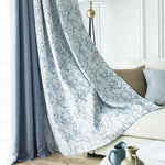 Rideaux élégants avec motif naturel bleu, parfaits pour moderniser un salon. Complète harmonieusement la décoration intérieure avec un design raffiné et des couleurs apaisantes. Idéal pour ajouter une touche de sophistication à votre espace de vie.