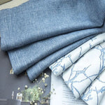 Tissu bleu et blanc avec motifs pour décoration intérieure, idéal pour rideaux ou housses de coussins modernes, élégant et tendance pour sublimer votre espace de vie.