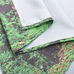 Détail d'un tissu avec motif forestier vert et brun, plié soigneusement pour montrer le design inspiré de la nature, idéal pour les projets de décoration intérieure éco-responsable et les créations personnalisées.