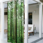 Rideau d'extérieur avec motif forêt pour apport de fraîcheur naturelle à votre terrasse ou jardin. Ajouter une touche de verdure et une ambiance relaxante à votre espace extérieur avec ce rideau représentant des arbres majestueux, idéal pour embellir et personnaliser votre maison.