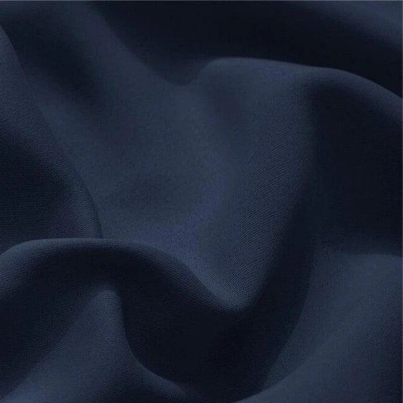 Texture ondulée d'un tissu bleu foncé, offrant une apparence élégante et sophistiquée, idéale pour la confection de vêtements et de textiles de maison.