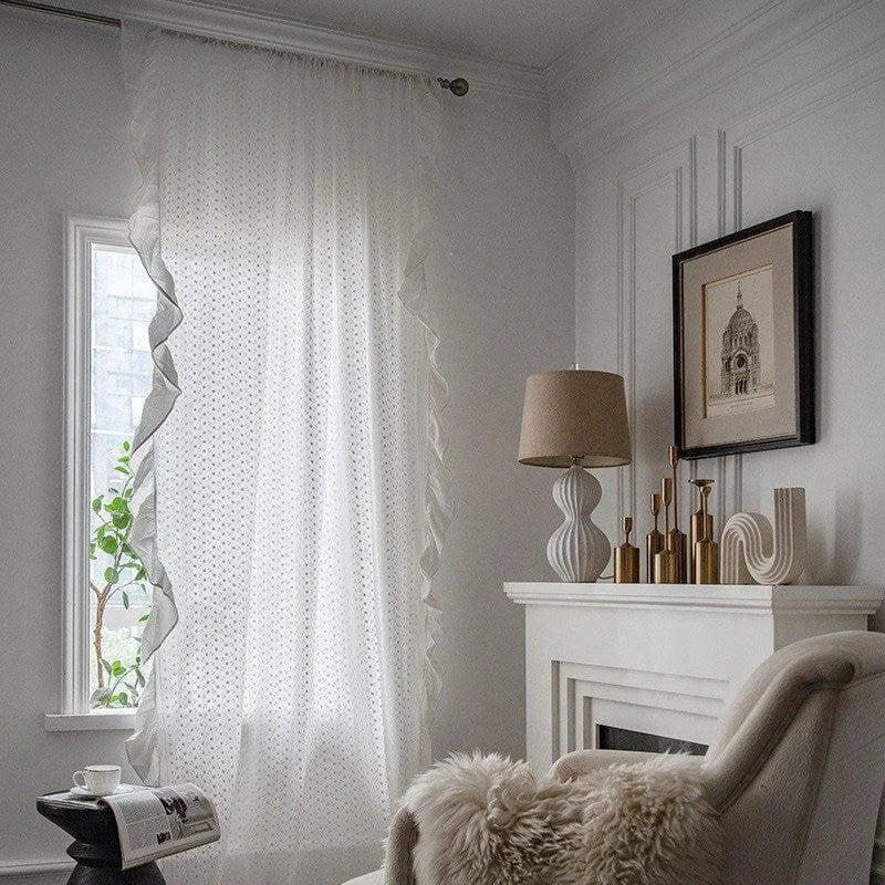 Voilage élégant et translucide pour un salon moderne, apportant une touche lumineuse à votre intérieur. Idéal pour décorer votre séjour avec style et subtilité tout en préservant l'intimité. Découvrez comment ce rideau léger transforme l'ambiance de votre espace de vie avec sophistication et élégance. Parfait pour ceux qui cherchent à ajouter une note de raffinement à leur décoration intérieure contemporaine.