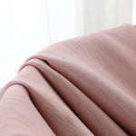 Textile rose élégant avec texture plissée, idéal pour la décoration intérieure ou la confection de vêtements tendance. Ce tissu doux ajoute une touche sophistiquée à tout projet créatif. Sa couleur subtile et sa finition raffinée en font un choix parfait pour un design moderne.