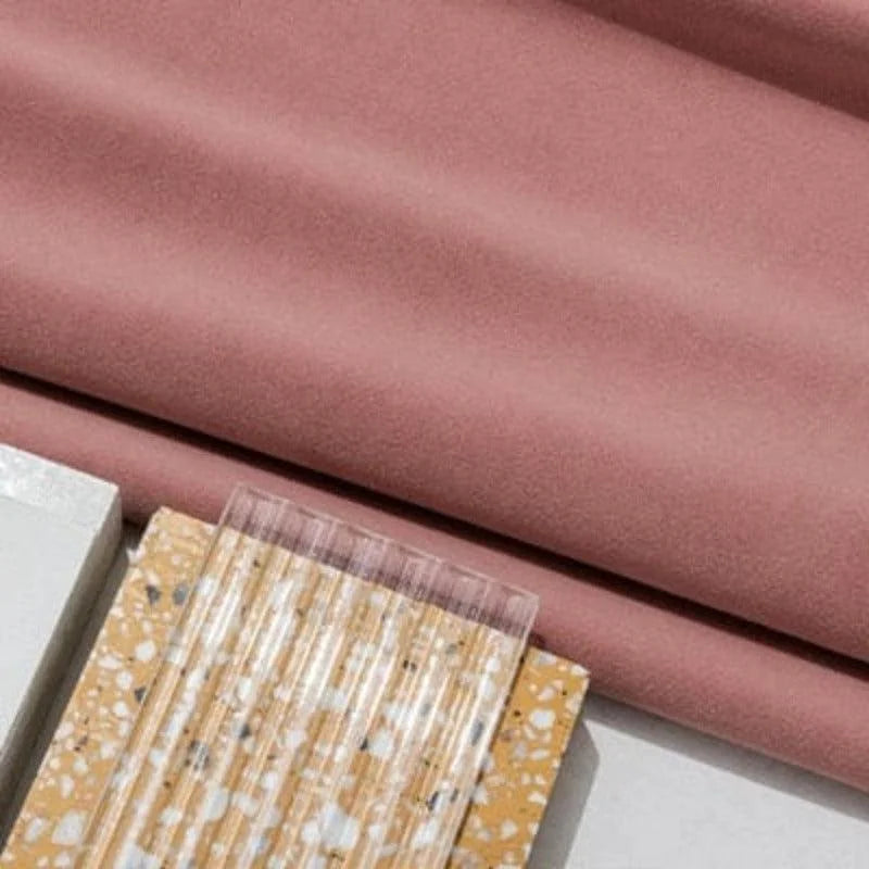 Image d'une surface douce de couleur rose, idéale pour intégrer des touches décoratives modernes dans votre intérieur. Associée à des éléments architecturaux aux textures variées, cette composition montre un sens raffiné du style et du design contemporain. Parfaite pour inspirer votre prochain projet de décoration d'intérieur.