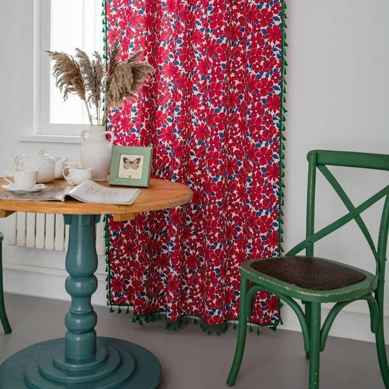 Rideau rouge à motifs floraux, idéal pour égayer votre intérieur avec une touche de couleur vive. Ce rideau accrocheur s'adapte parfaitement dans une salle à manger ou un salon, ajoutant une touche de charme avec son design attrayant. Parfait pour transformer l'ambiance de votre pièce tout en apportant une note de sophistication et de style.