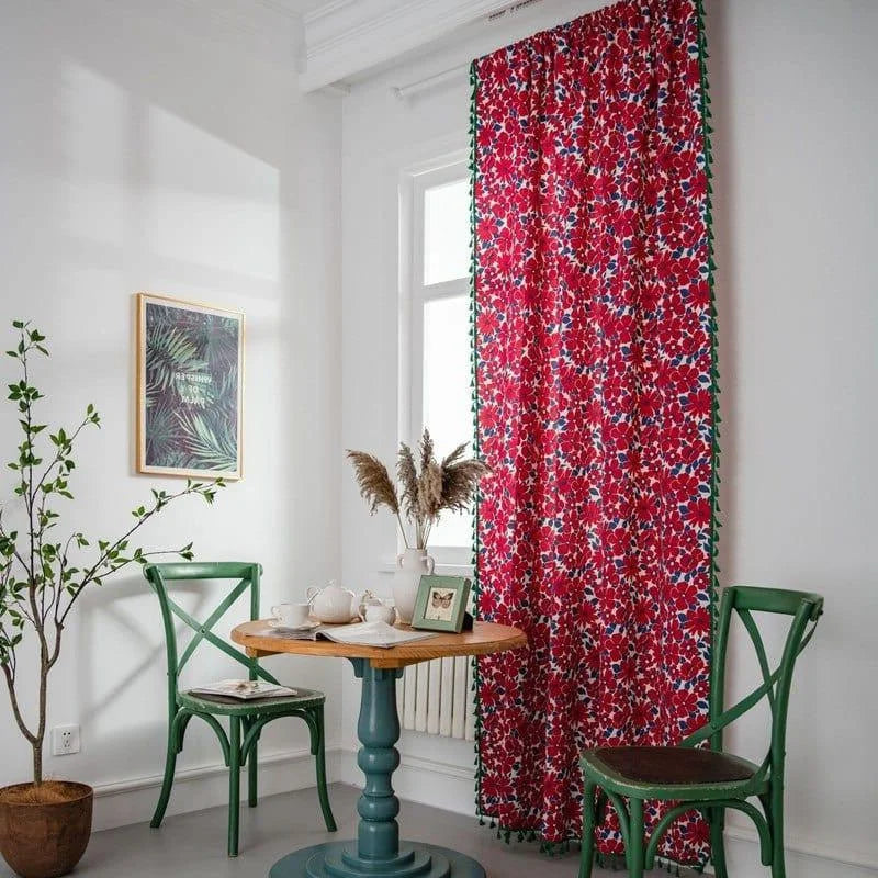 Rideau fleuri rouge vibrant dans une salle à manger lumineuse, accentue un espace intérieur élégant et accueillant. Découvrez comment ce rideau ajoute une touche botanique et colorée à votre décoration tout en offrant une ambiance conviviale et chaleureuse. Idéal pour transformer votre maison avec style et caractère.