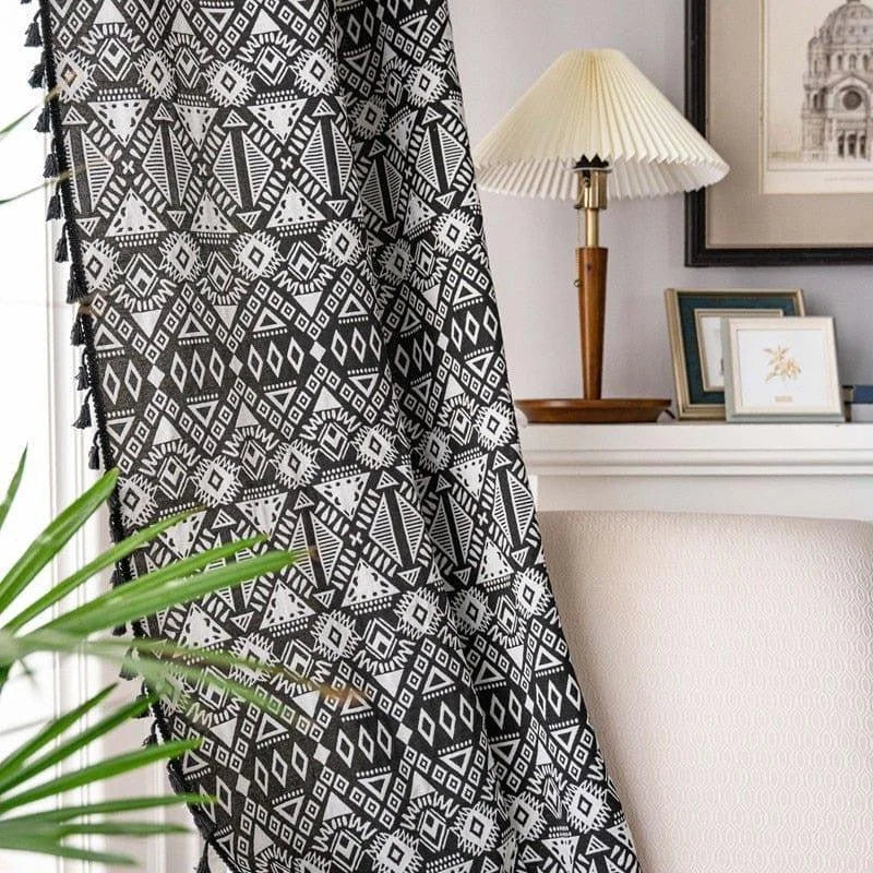 Décoration intérieure élégante avec rideau à motifs géométriques noirs et blancs, ajoutant une touche moderne et sophistiquée au salon. Découvrez comment ce design unique transforme instantanément l'ambiance de votre espace de vie, tout en se mariant harmonieusement avec un décor neutre ou contrasté. Parfait pour ceux qui cherchent à allier esthétique et fonctionnalité dans leur maison.