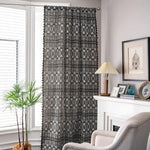 Rideau décoratif à motifs géométriques élégants, idéal pour embellir un salon moderne. Ce rideau de design raffiné ajoute une touche contemporaine à votre espace de vie. Parfait pour contrôler la luminosité tout en ajoutant du style à votre intérieur. Choisissez ce rideau pour apporter une ambiance chic et sophistiquée à votre maison.