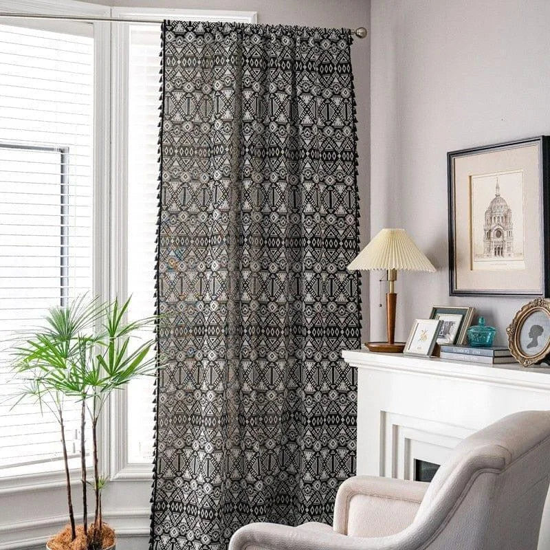 Rideau décoratif à motifs géométriques élégants, idéal pour embellir un salon moderne. Ce rideau de design raffiné ajoute une touche contemporaine à votre espace de vie. Parfait pour contrôler la luminosité tout en ajoutant du style à votre intérieur. Choisissez ce rideau pour apporter une ambiance chic et sophistiquée à votre maison.